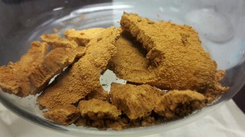 Как в СССР было уж не знаю. Но счяс, если в золоте 999 нашего аффинажа есть хот 0.01% цинка, он идёт в брак. Так как цинк делает золото хрупким и ювелирам он просто ломается.
А аллергия просто на никель- он в составе "дешевого" белого золота. (Дорогой- сплавы с Pd и Pt)

На фото не какашка, а 100% золото из електролизера.