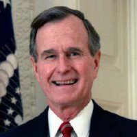 Большая репка и лицо, как будто, взятое с маленькой головы и прилепленное к этой репке. Типичная физиономия американца. Лично я, глядя на такие лица, считаю, что это люди не совсем полноценные. Учитывая происхождение американцев, все становится на свои места.