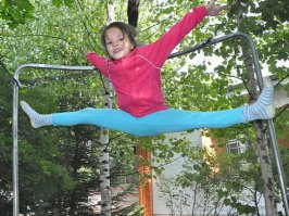 Крутая растяжка - попробуй повтори.