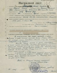 прошу на меня сгоряча не кидаться, но, но ...
прежде чем писать подобные посты неплохо поискать документальный материал. 
Сегодня источником такого материала является сайт "Подвиг народа" на котором можно найти информацию про все награждения связанные с Великой Отечественной войной.  Есть такая информация о представленном в посте Михаиле Васильевиче Подгурском, а именно - наградные документы на два ордена Красной Звезды. К обоим Михаил Васильевич был представлен весной 1945 года, а именно 10 и 28 мая 1945 года. В представлениях указано, что Подгурский участвовал в финской войне, а также практически сначала Великой Отечественной. Указано. что был дважды легко ранен (в августе 1944-го и апреле 1945-го). Указано, что до этого был награждён медалью "За оборону Советского Заполярья". Также описано за что собственно он представлен к наградам. Всё это внушает глубокое уважение к этому человеку. Потому как немного солдат было награждено в войну  двумя орденами. Да и вообще то, что он столько лет воевал говорит само за себя. 
Однако, автор поста ориентируется на теперешнюю фотографию ветерана. 
Да, красные полоски носили за лёгкие ранения, а жёлтые - за тяжёлые. Однако, когда и при каких обстоятельствах после мая 45-го года Михаил Васильевич мог получить ДВА тяжёлых ранения? Ведь война с Японией продолжалась меньше месяца и за это время солдат просто не успел бы получить тяжёлое ранение, выздороветь, снова попасть на фронт и быть раненным ещё раз!
Также меня лично вводят в недоумение наличие на фотографии,  наряду с многочисленными значками, медалей "За отвагу", "Нахимова" и ордена Красного Знамени. Потому как в 1946-м году Михаил Васильевич их не носил. 
Сказанное никоим образом не следует воспринимать как неуважение воинских заслуг ветерана, просто у нас так повелось ещё с Брежнева желание с возрастом навешивать всё большее количество наград ... По мне так уважать и ценить надо всех наших ветеранов, потому что они достойны этого и простить им, когда в силу возраста их слегка "закашкаливает"...