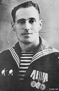 прошу на меня сгоряча не кидаться, но, но ...
прежде чем писать подобные посты неплохо поискать документальный материал. 
Сегодня источником такого материала является сайт "Подвиг народа" на котором можно найти информацию про все награждения связанные с Великой Отечественной войной.  Есть такая информация о представленном в посте Михаиле Васильевиче Подгурском, а именно - наградные документы на два ордена Красной Звезды. К обоим Михаил Васильевич был представлен весной 1945 года, а именно 10 и 28 мая 1945 года. В представлениях указано, что Подгурский участвовал в финской войне, а также практически сначала Великой Отечественной. Указано. что был дважды легко ранен (в августе 1944-го и апреле 1945-го). Указано, что до этого был награждён медалью "За оборону Советского Заполярья". Также описано за что собственно он представлен к наградам. Всё это внушает глубокое уважение к этому человеку. Потому как немного солдат было награждено в войну  двумя орденами. Да и вообще то, что он столько лет воевал говорит само за себя. 
Однако, автор поста ориентируется на теперешнюю фотографию ветерана. 
Да, красные полоски носили за лёгкие ранения, а жёлтые - за тяжёлые. Однако, когда и при каких обстоятельствах после мая 45-го года Михаил Васильевич мог получить ДВА тяжёлых ранения? Ведь война с Японией продолжалась меньше месяца и за это время солдат просто не успел бы получить тяжёлое ранение, выздороветь, снова попасть на фронт и быть раненным ещё раз!
Также меня лично вводят в недоумение наличие на фотографии,  наряду с многочисленными значками, медалей "За отвагу", "Нахимова" и ордена Красного Знамени. Потому как в 1946-м году Михаил Васильевич их не носил. 
Сказанное никоим образом не следует воспринимать как неуважение воинских заслуг ветерана, просто у нас так повелось ещё с Брежнева желание с возрастом навешивать всё большее количество наград ... По мне так уважать и ценить надо всех наших ветеранов, потому что они достойны этого и простить им, когда в силу возраста их слегка "закашкаливает"...