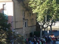 В испанском городе Girona есть небольшая (реально совсем небольшая) колонна с фигуркой льва наверху. Туристы стоят в очереди чтобы подняться по лесенке из 2-3 ступенек и поцеловать его в зад (типа «Кто не поцелует зад леона, не сможет стать гражданином Жироны»).