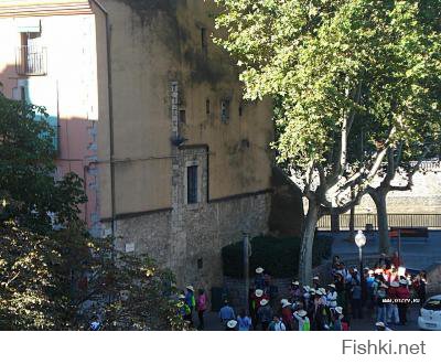 В испанском городе Girona есть небольшая (реально совсем небольшая) колонна с фигуркой льва наверху. Туристы стоят в очереди чтобы подняться по лесенке из 2-3 ступенек и поцеловать его в зад (типа «Кто не поцелует зад леона, не сможет стать гражданином Жироны»).