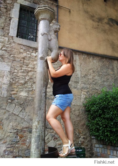 В испанском городе Girona есть небольшая (реально совсем небольшая) колонна с фигуркой льва наверху. Туристы стоят в очереди чтобы подняться по лесенке из 2-3 ступенек и поцеловать его в зад (типа «Кто не поцелует зад леона, не сможет стать гражданином Жироны»).