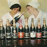 Жених бьет бутылку "на счастье"