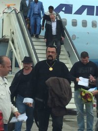 Автор, у тебя теория, а у нас практика с заговорами)). Сегодня например Стивен сигел посетил алмазный город Мирный, и что Вы мне скажете, боевичек снимать? смотри ниже какая за ним вывеска Legg Mason Global Asset Management Trust, это глобальный предиктор ГП, возможно от "де бирс", это семейство входит в 300 семейств ГП.