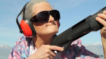 Она не промахивается))