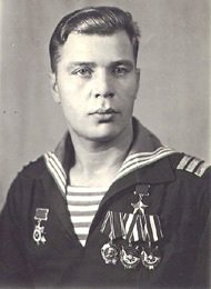 Вот это настоящий воин герой! Семён Миха́йлович Агафо́нов (31 августа [13 сентября] 1917 — 1 января 1977) — участник Великой Отечественной и Советско-японской войн, в годы Великой Отечественной войны — командир отделения 181-го особого разведывательного отряда Северного флота, Герой Советского Союза (1944), старшина первой статьи.