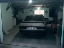 Вот настоящая берлога и диван и оружие и холодильник с бухлом, а шары можно в кармане покатать