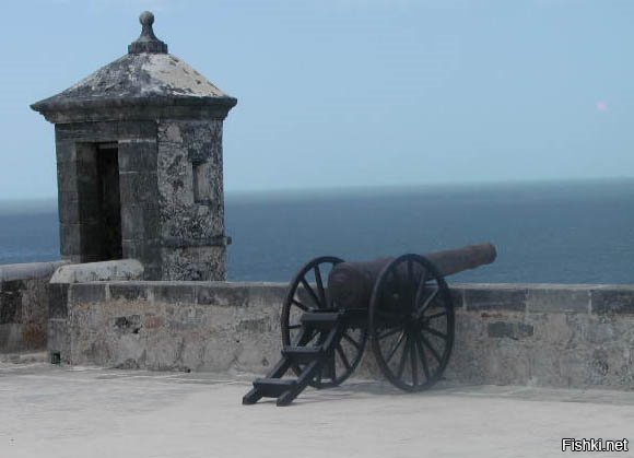 "Ты до сих пор так и не понял,не влияет уровень Черного моря на уровень мирового океана.Аральское море видел?"
И этот человек мне советует читать научные статьи? 
Да будет тебе известно, что Аральское море - это внутреннее море, не связанное с океаном в отличии от Черного. Про Босфор, Дарданеллы и далее Гибралтар ты что-то слышал? Черное море связано, как сообщающийся сосуд со Средиземным, а то с Атлантикой. Ты географию в школе учил?
Про солнечный ветер. Да, это водород, но летит он со скоростью 500-600 км/с, но откланясь магнитным полем Земли выбивает водород из геокороны и уходит в пространство. Неужели это так сложно понять?
Значит фоткографии обмеления это "шушера и желтая пресса"? Ну да, лучше верить истине в последней инстанции в лице какого-то Курта, чем очевидным вещам. Пустыни наступают, 33% суши - это пустыни, в Сахаре и Средней Азии древние города под песком на протяжении всего Шелкового Пути, большинство стран испытывают нехватку воды, моря высыхают, заливы превращаются в болота, древние греческие порты находят за километры от кромки воды, морские береговые линии меняются буквально на глазах, все берега в десятиметровых осадочных породах, вода дорожает, но Курт и другие "ученые" сказали, что уровень вырос за 2000 лет. Б*лять а кто это измерял? Данные могут быть только опосредованные и косвенные, и протеворечат очевидным фактам!
Я могу до бесконечности приводить примеров, но какой смысл, если у тебя элементарная логика не работает?
В последний раз, - если не дойдет, то значит не дойдет, и я прекращаю диалог...
Тебе не нравятся примеры с реками и Черным морем. Хорошо. Даю только один пример. Испанская крепость Сан-Мигель в Кемпече (Карибы). Построена в 1771 году испанцами для защиты побережья от пиратов. По своей архитектуре и расположению бойниц ориентирована исключительно на атаку с моря. Из замеров ГуглМап видно, что она находится на расстоянии 200 метров от береговой линии. Но есть один нюанс. А именно - дальнобойность артиллери того времени не превышала 200 метров. А прицельная дальность не более 100 метров (погуглите). Все форты береговой охраны строились у самой кромки, чтобы сократить расстояние и убойную силу ядра. Таким образом форт просто не мог вести огонь по судам. А значит есть только 2 возможных варианта: форт предназначен для отражения вражеского десанта с корабля или же береговая линия изменилась с 1771 года. Первая версия, - это идиотизм, потому что десант можно высадить в другом месте и обойти форт со стороны незащещенного тыла. Никто не будет высаживаться на шлюпках и идти 200 метров под артеллерийским огнем. Значит верна 2-я версия. Океан отступил за 250 лет на 200 метров. Да и сейчас те два причала на фото только для лодок, ни о каких суда на расстоянии выстрела не может быть и речи - вода в прибрежной зоне - мелководье на 150-200 метров от берега, что хорошо видно по цвету воды.
