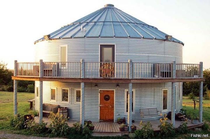 Отличный дизайн! С крыши вода стекает на балкон.