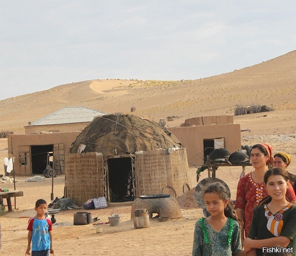 Ипотека 1% на 30 лет через 15 лет оплаты, ЕСЛИ ДОЖИВЕШЬ, вторую половину оплачивает государство.

Население.  
Точные цифры по населению Туркменистана и его мнению по тем или иным вопросам отсутствуют. Данные переписей засекречены, соцопросы не проводятся или полностью контролируются государством, так что результаты преподносятся в выгодном для властей свете. Тем не менее, по предположению международных организаций в Туркмении проживает более 5 миллионов человек. 

СРЕДНИЙ ВОЗРАСТ – ОКОЛО 25 ЛЕТ. 

Чтобы получить бесплатный бензин, нужно иметь авто, а у большинства и на хлеб не хватает.