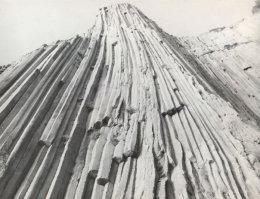 А вот фото мыса Столбчатого из отцовского фотоархива
Сам в те годы ещё пешком под стол ходил:)