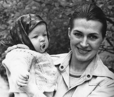 Мила Йовович с мамой, актрисой Галиной Логиновой. Киев, 1976 год