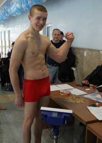 у него патология руки, кстати. одна больше другой..