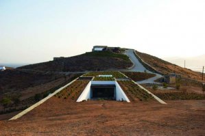 ≤ 2. Подземный дом (Греция)
Дом под пустыней практически незаметен и потребляет мало электричества.≥

Потребляет мало электричества говоришь??? А ты пробовал когда-нибудь жить в погребе? Как избавиться от плесени? Там вечно все сыреет, круглосуточно нужно греть полы и стены, дабы ничего не заплесневело!!!