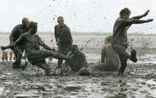 Футбол в болоте.