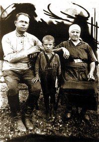 этого надо было ипануть по голове лопатой чтоб там и издох мудаг