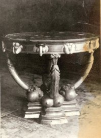 Вот это точно в школе не покажут : мебельный гарнитур из трех предметов времен правления Екатерины II.