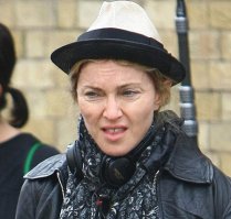 Хе-хе Луиза Чикконе вообще на Россию обиделась!!! Чикконутая по-ходу...

Певица рассказала, что не желает выступать в государстве, где быть гомосексуалистом равносильно преступлению.
В своем интервью корреспонденту из Соединенных Штатов Америки 56-летняя певица Мадонна рассказала о своем мировом турне, которое стартует в сентябре. Это стало известно корреспондентам раздела «Новости Мира» журнала для трейдеров и инвесторов «Биржевой лидер».
Во время разговора звезда поделилась подробностями назревающего тура World Tour и высказала свое отношение к Российской Федерации. Из ее слов следует, что желания посещать столицу Российской Федерации и государство в общем у нее нет. Это имеет связь с присутствующим в России антигейским законом. Дискриминация геев довольно сильно обидела певицу.
«Думаю, я больше никогда не приеду в Москву и Санкт-Петербург. Для чего мне выступать в местах, где быть геем считается преступлением?» – рассказывает в ходе интервью поп-дива.
Стоит напомнить, что своем интервью американскому журналисту 56-летняя певица Мадонна рассказала о своем мировом турне, которое начнется в сентябре.
В ходе разговора звезда поделилась деталями предстоящего тура World Tour и высказала свое отношение к России. Из ее слов следует, что желания посещать российскую столицу и страну в целом у нее нет. Это связано с присутствующим в РФ антигейским законом. Дискриминация геев очень сильно волнует певицу.
«Думаю, я больше никогда не появлюсь в Москве и Санкт-Петербурге. Зачем мне выступать в местах, где быть геем равносильно преступлению?» – сказала в ходе интервью поп-дива.
Стоит отметить, что последний визит Мадонны в Россию состоялся в 2012 году. Тогда она поддержала девушек из Pussy Riot и рассказала, что счастлива быть гражданкой Соединенных Штатов. Певица также высказалась, что мечтает о дне, когда во всем мире будет царить толерантность.