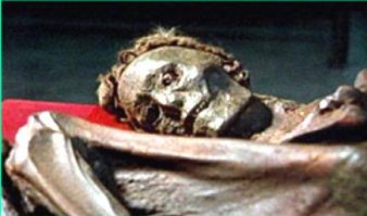 Вот что писал византийский посол Прийск Панийский. В 449 году он отправился к гуннскому царю Аттиле, переговорить о размерах римской дани. Дипломат был уверен, что увидит шатры из конской кожи и немытых всадников. Но столица гуннов поразила его. Город находился через три реки к северо-востоку от Дуная и был выстроен из дерева. Царский дворец с резными теремами возвышался на горе. Гостей встречали хлебом-солью, медом и квасом. А девушки в длинных платьях водили хороводы, празднуя прибытие гостей…
на фото мумия гуннов... обратите на цвет волос. 

в древнебулгарской летописи «Гази-Барадж тарихы» написано настоящее имя самого Аттилы — Мстислав. Хроники однозначно указывают, что основу непобедимого войска Аттилы составляли славяне. 

Летописцы свидетельствуют — люди Аттилы были в основном со светлыми волосами и голубыми глазами. Империя гуннов простиралась от Венгрии до Китая.