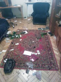 А мой пёс каким- то образом определяет уровень напряжения в проводах - перегрыз сетевые и телефонные провода, отгрыз дома принтер от компьютера, но ни разу не ошибся, не хватанул подключенные 220 Вольт.
На фото - комната после его развлечений. И сам "виновник торжества".