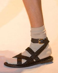 То есть: "вкус - способность судить о прекрасном"?

Ну, тогда это дело неразрешимое. Я считаю, что умею судить о прекрасном. И для меня в понятие о прекрасном (то есть, красивом), входят носки в сандалиях. Не те варианты, что вы указали ниже, но часть из тех, что представили дизайнеры.

Например, для меня выглядит гармонично и даже красиво вот эти варианты (на втором фото вариант справа):