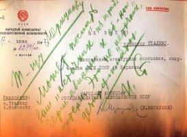 Сталин виноват  больше никто! Сталин не мог поверить в то, что Гитлер нарушит договоренности! Сталину докладывали множество раз о грядущем нападении - но Сталин не слушал! В ГосАрхиве РФ остался документ, показывающий, насколько Сталин был слеп и глуп.