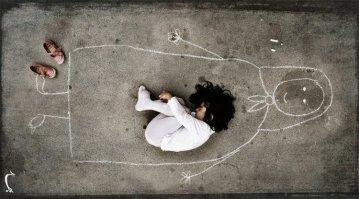 Девочка из детского дома нарисовала маму на асфальте и легла в ее объятия.