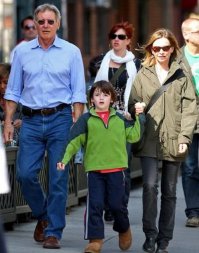 Культурный шок...
Я обычно деткам одеваю сандалики в такую погоду.