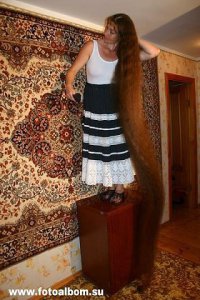 А что здесь не так? Девочка забралась на тумбочку, чтоб показать длину волос. Если не фотошоп, то длина около 2.5 м. Мучается , бедняжка!!!