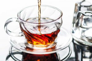 почему-то чай в стеклянной посуде всегда вкусней, но!!!! проводник в поезде знает, что в стакан с подстаканником нужно всегда ложить дешевый и невкусный чай, видимо чтобы дорога раем не казалась...