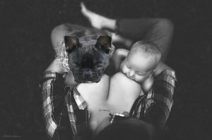 Младенец и бульдог, родившиеся в один день, дружат крепче, чем братья