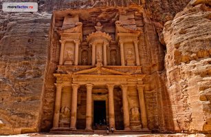 >16. Дом в пещере (Миссури)
Чего тут невероятного. Тысячелетиями по всему миру так строят.