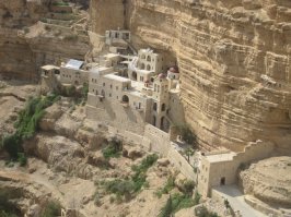 >16. Дом в пещере (Миссури)
Чего тут невероятного. Тысячелетиями по всему миру так строят.