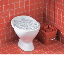 Это для уборщицы, мыть тряпки.
Сюда не какают.
Вообще такой от бедности поставили, культурно он вот какой: