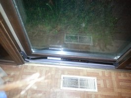 А вот так мы закрываем дверь на задний дворик. Очень удобно, кстати.