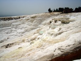Памук Кале уже к сожалению совсем не торт. Из-за тектонических подвижек практически ушла вода, + нещадная эксплуатация аборигенами, везущими сюда орды изнывающих от скуки туристов Анталии и окрестностей.