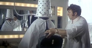Замечательный советский фильм "Учитель пения" (1972 г.), сцена в парикмахерской :)