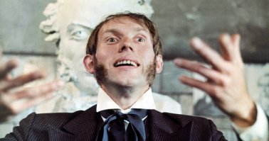 Вспомнилось: "Хайль Пушкин, судари мои!" (фильм "Бакенбарды")