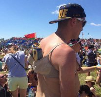 Я думал у пацана два лифчика, ан нет, там женщина рядом