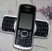 Вполне достойный даже для середины 2000-х аппарат. Фотоприставки не видел, а вот блютуз-гарнитура умерла, не выдержав сибирского мороза -55С. Осталась проводная и автомобильный комплект.