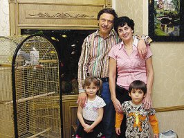 Барщевский с супругой и приемной двойней.