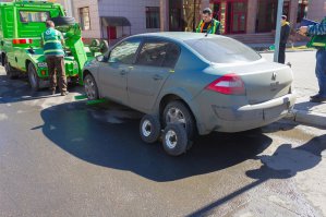 Под передние колёса подкатывается платформа, под задние маленькие колёса.