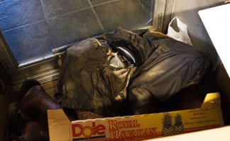 ты видишь этот "грим" на ногах ? его наносили несколько лет.....