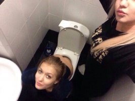 В машине эти