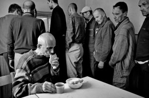 А меня более всех две фотографии впечатлили...они голодают... На первой  -стоит человек совсем истощеный, голова как у рахита... На второй смотреть больно, как стоящие в очереди люди, голодными глазами смотрят на человека, что свою несчастную порцию уже получил