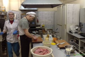 Как бы не ругали макдачные, но кухня макдачной (ты её видишь) и кухня простого ресторана (за семью стенами), разные вещи