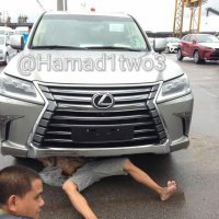 Такое впечатление, что это не люксовый авто салон, а пара угонщиков отключает сигналку и потом грузит в контейнер машину для отправки в Эмираты. ;)