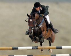 ... ну и реалльный "фотошоп".
Тут фотка настоящая, но в неё вклеен фон (ага, не объект, а фон :) )